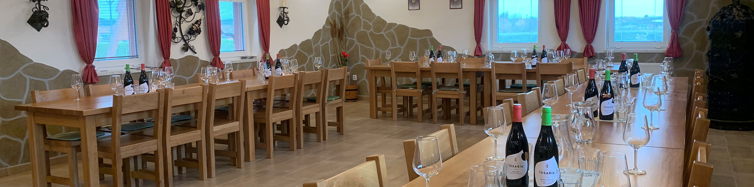 Prostřený degustační sál Vinařství Tesařík